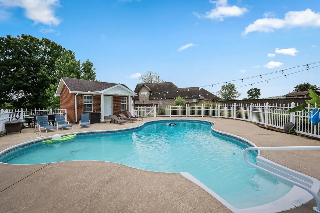 385 Thoroughbred Lane Hartsville TN 37074