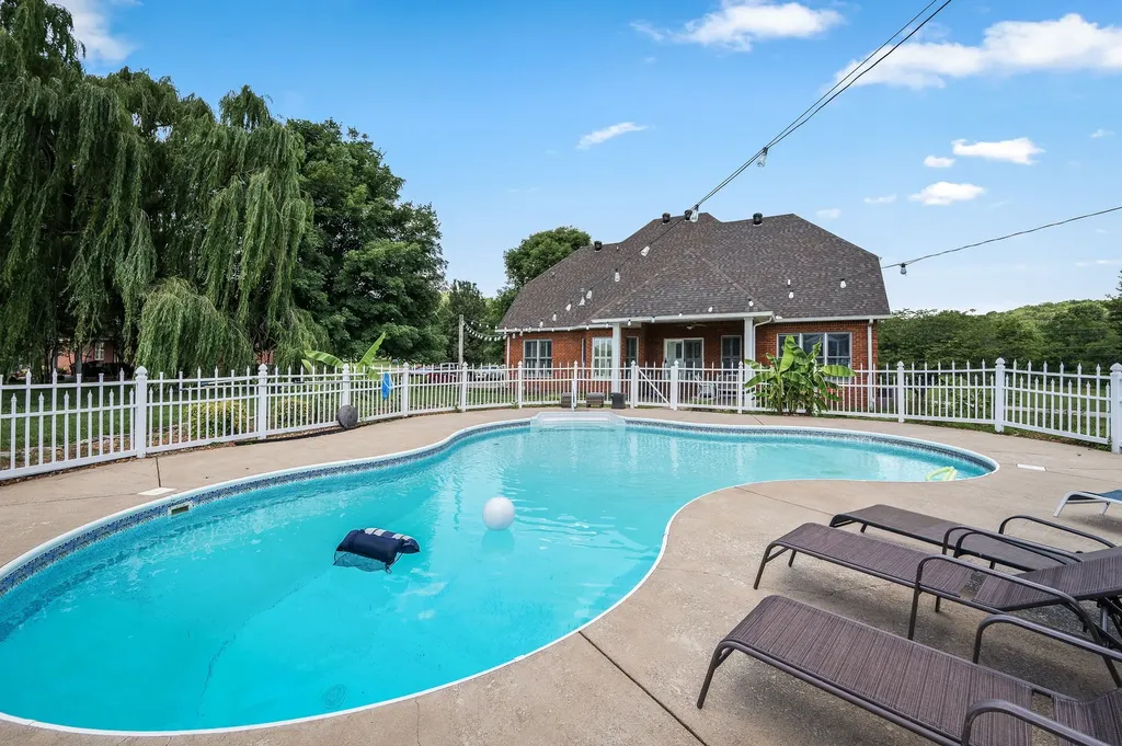 385 Thoroughbred Lane Hartsville TN 37074