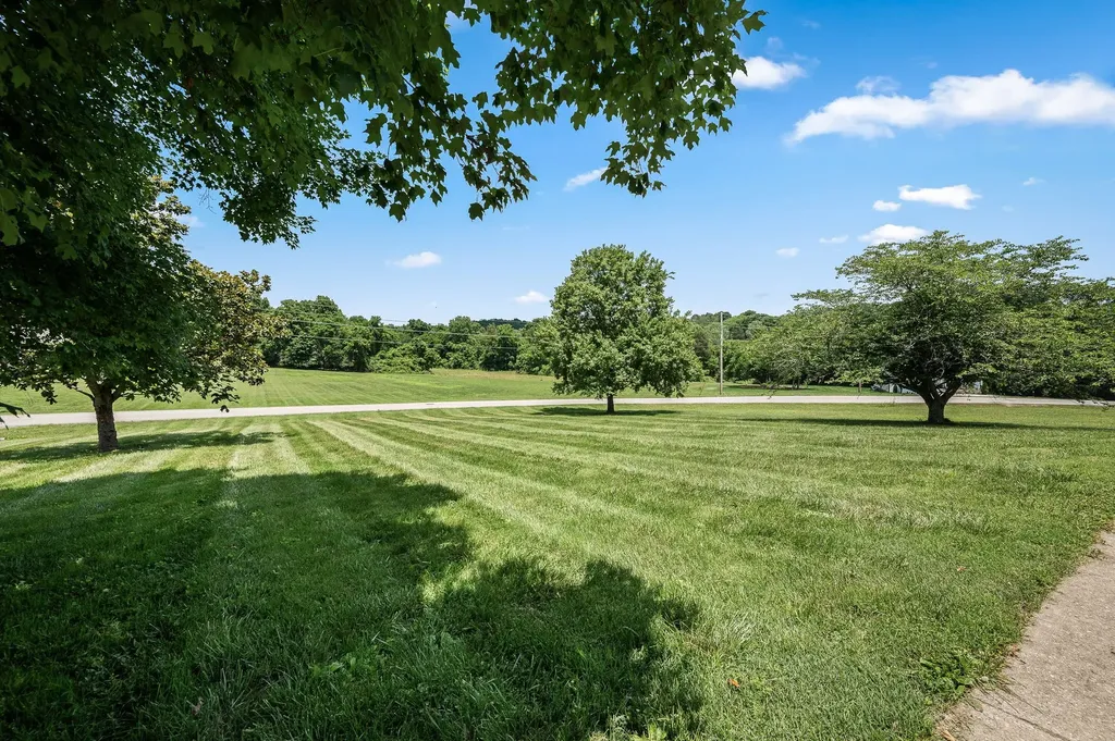 385 Thoroughbred Lane Hartsville TN 37074