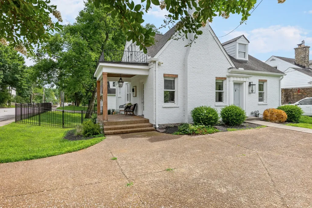 2001 Sweetbriar Avenue Nashville TN 37212