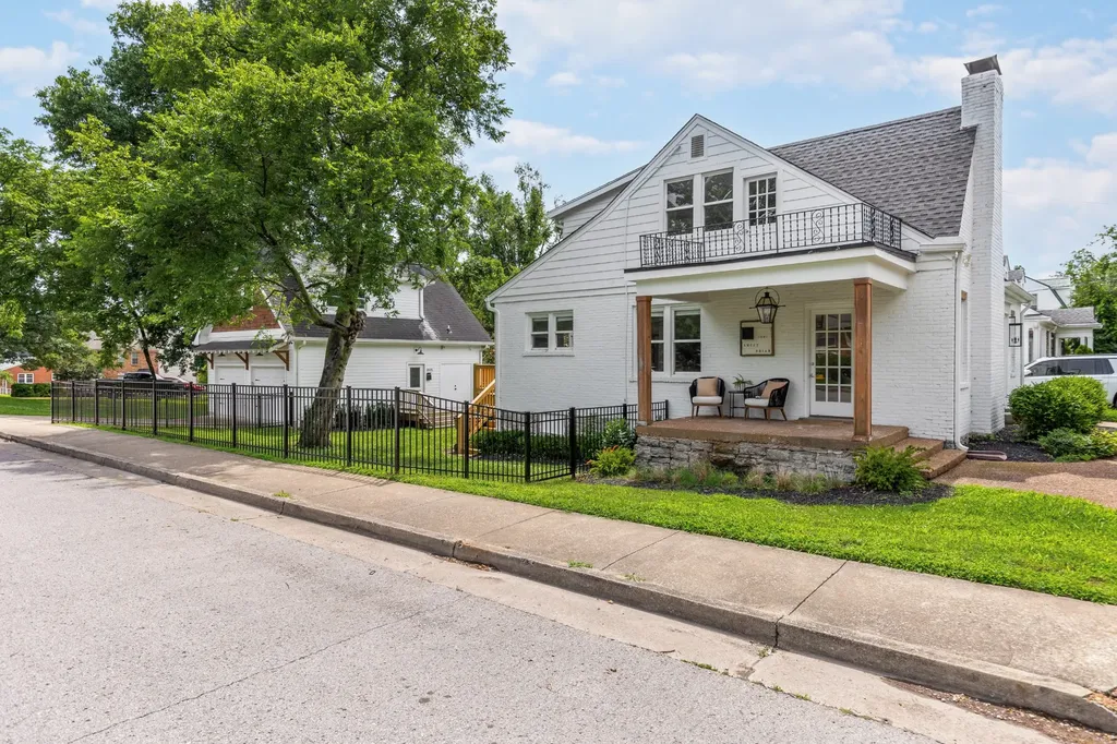 2001 Sweetbriar Avenue Nashville TN 37212