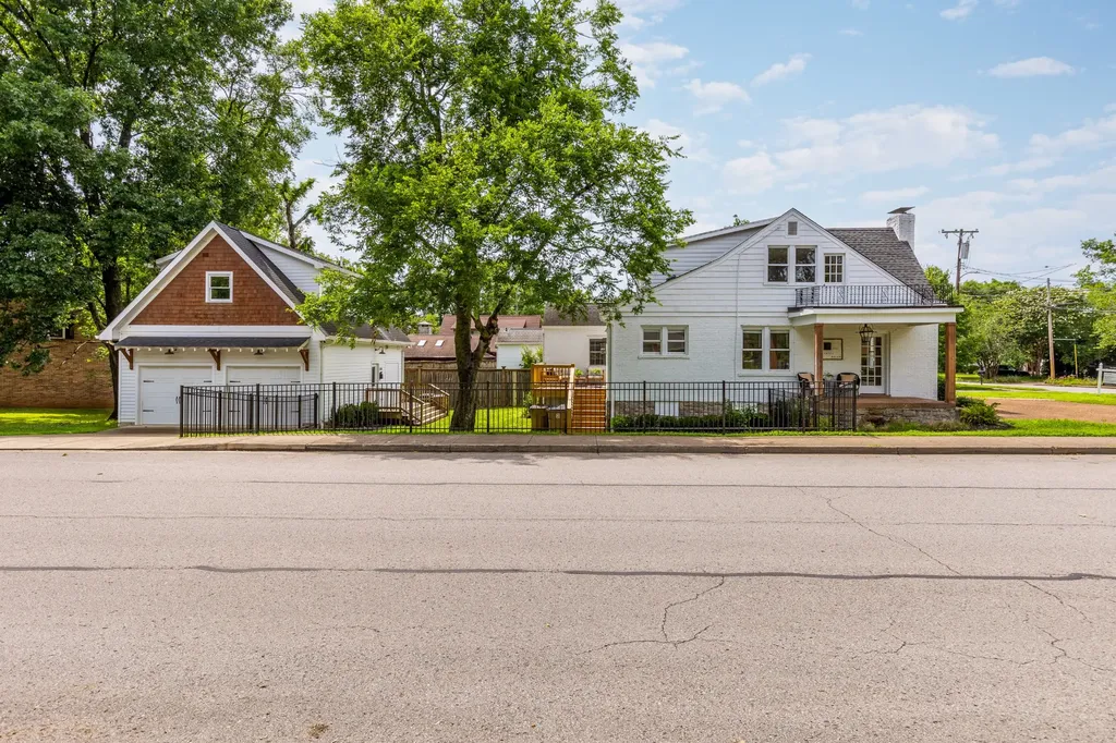 2001 Sweetbriar Avenue Nashville TN 37212