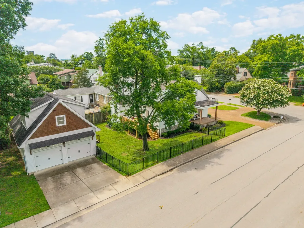 2001 Sweetbriar Avenue Nashville TN 37212