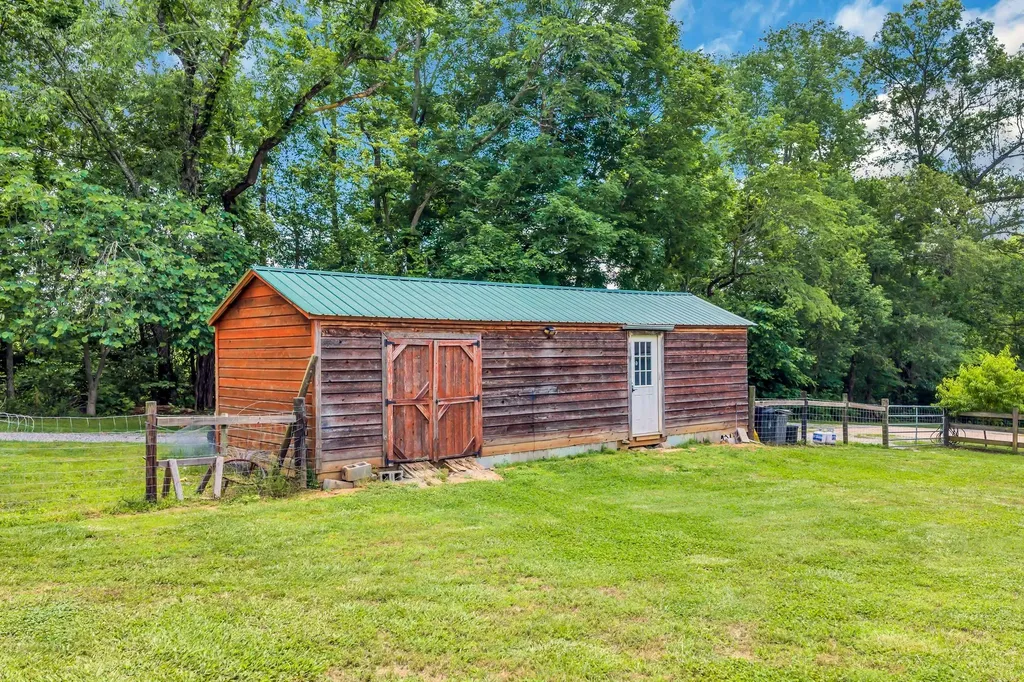 2757 New Dry Hollow Road Cumberland Furnace TN 37051