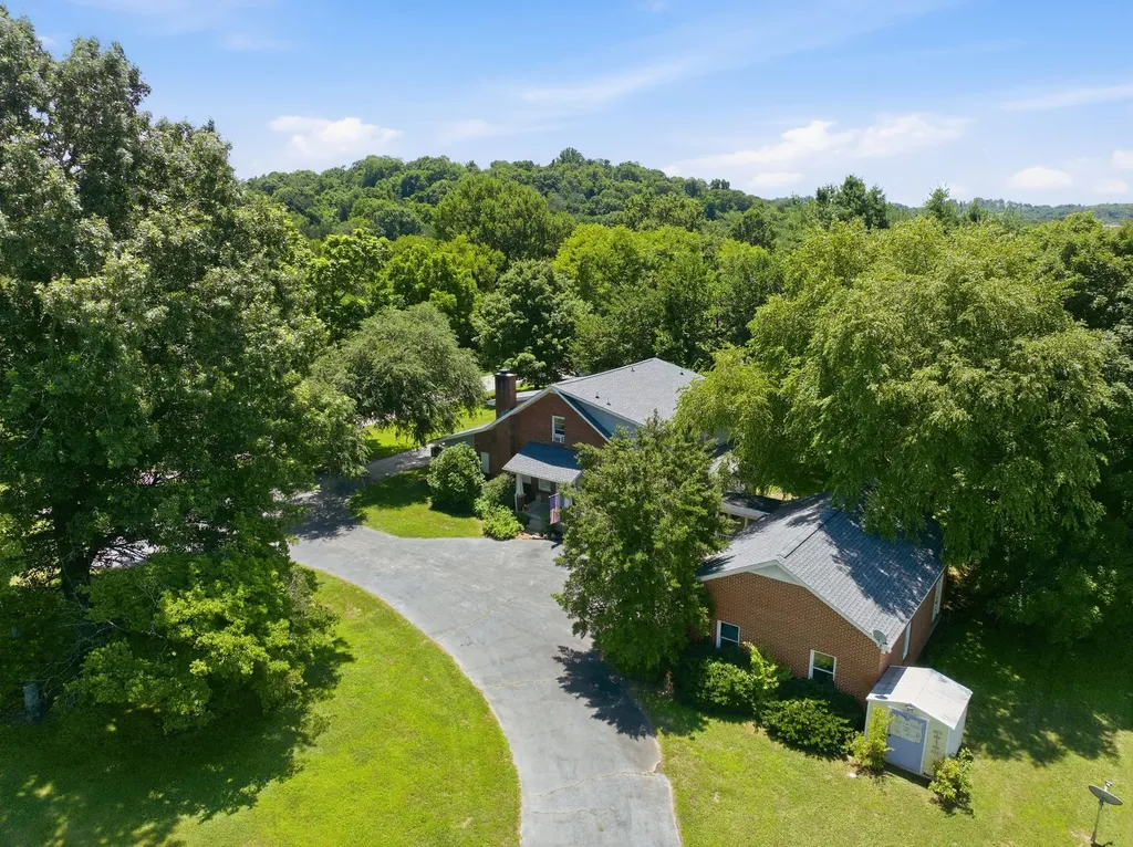 445 Carters Creek Pike Columbia TN 38401