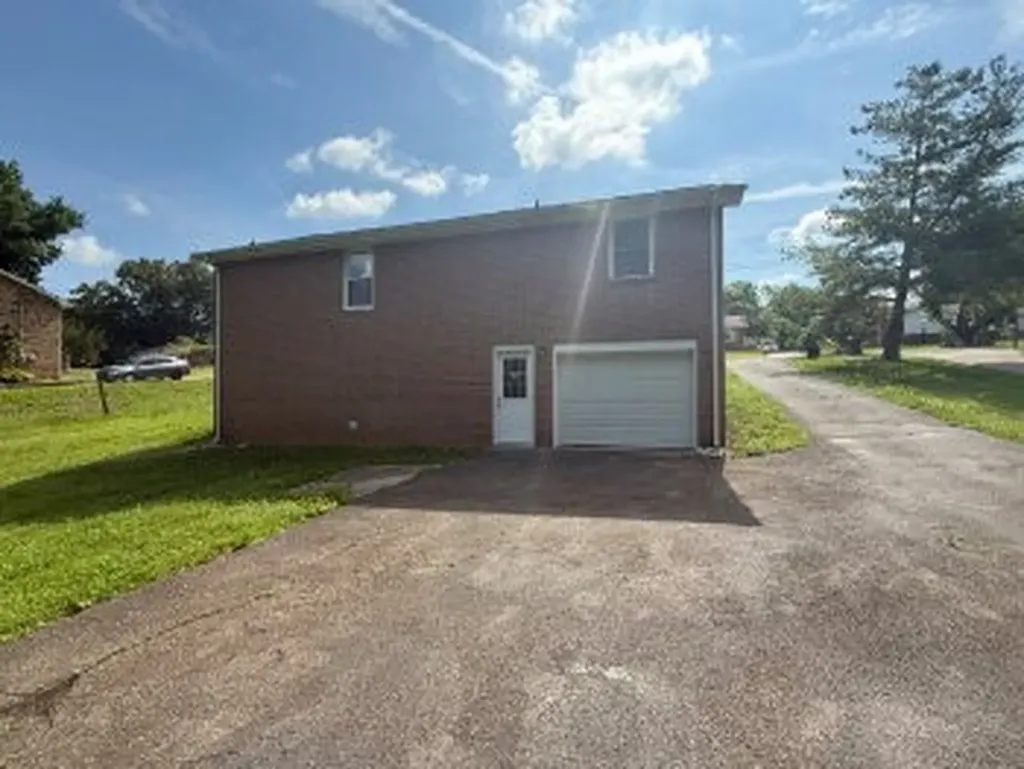 1318 Courtney Drive Clarksville TN 37042