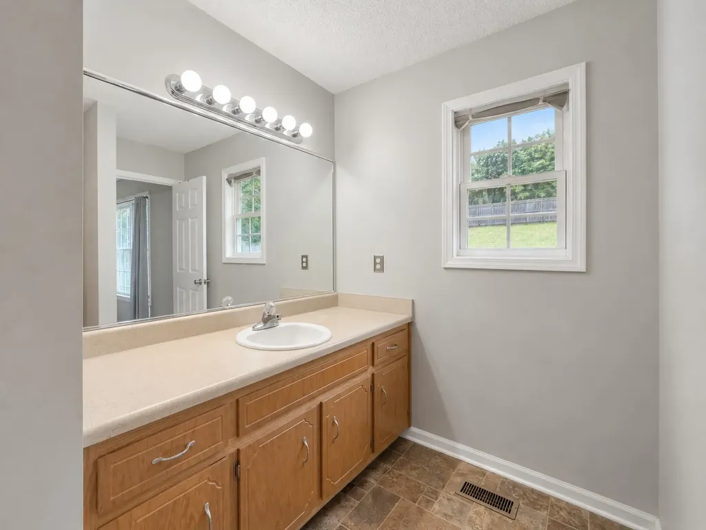 1023 Hedge Apple Drive Clarksville TN 37040