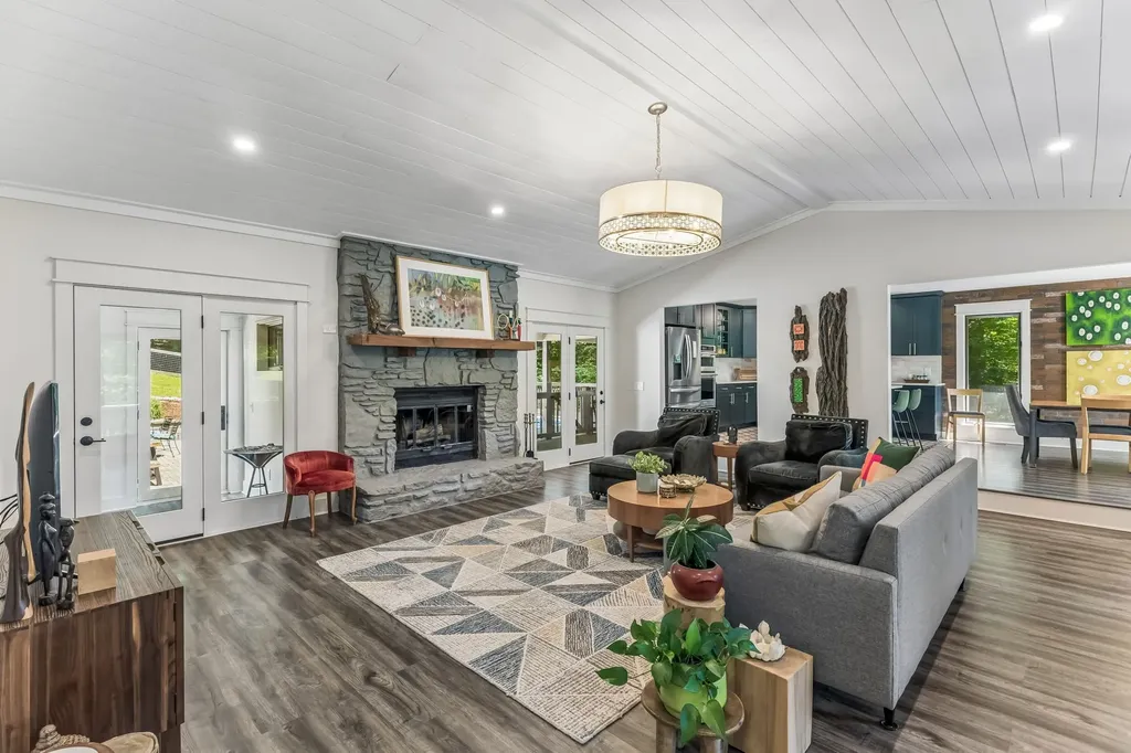 9033 Old Charlotte Pike Pegram TN 37143