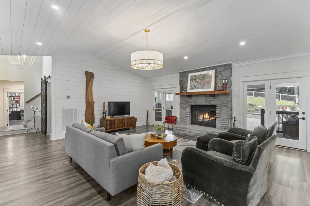 9033 Old Charlotte Pike Pegram TN 37143