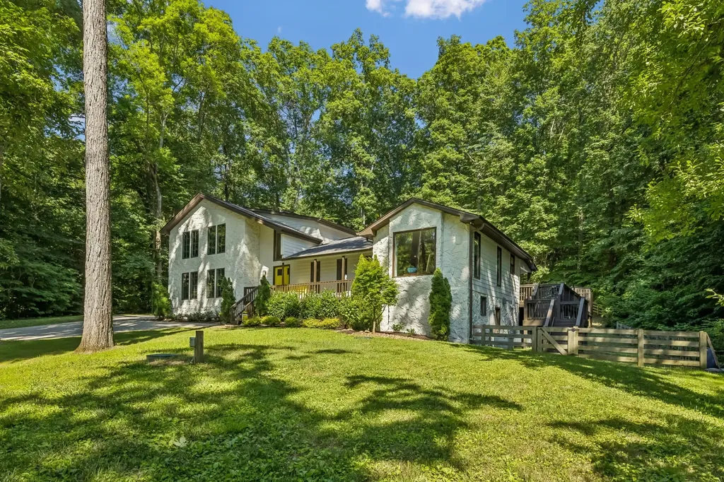 9033 Old Charlotte Pike Pegram TN 37143