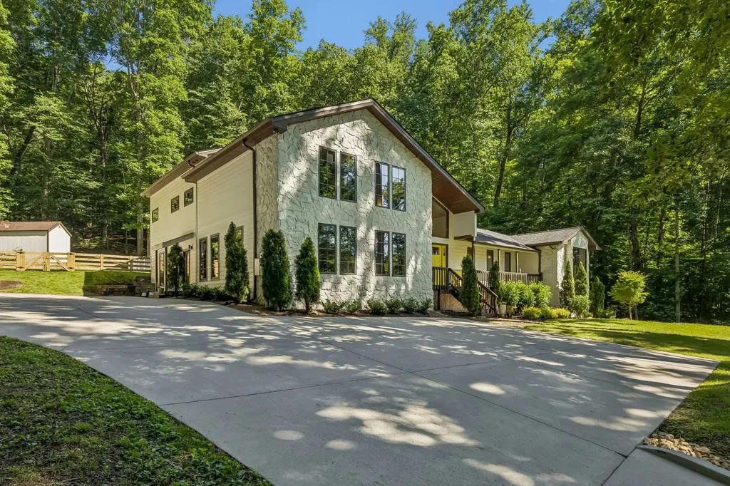9033 Old Charlotte Pike Pegram TN 37143