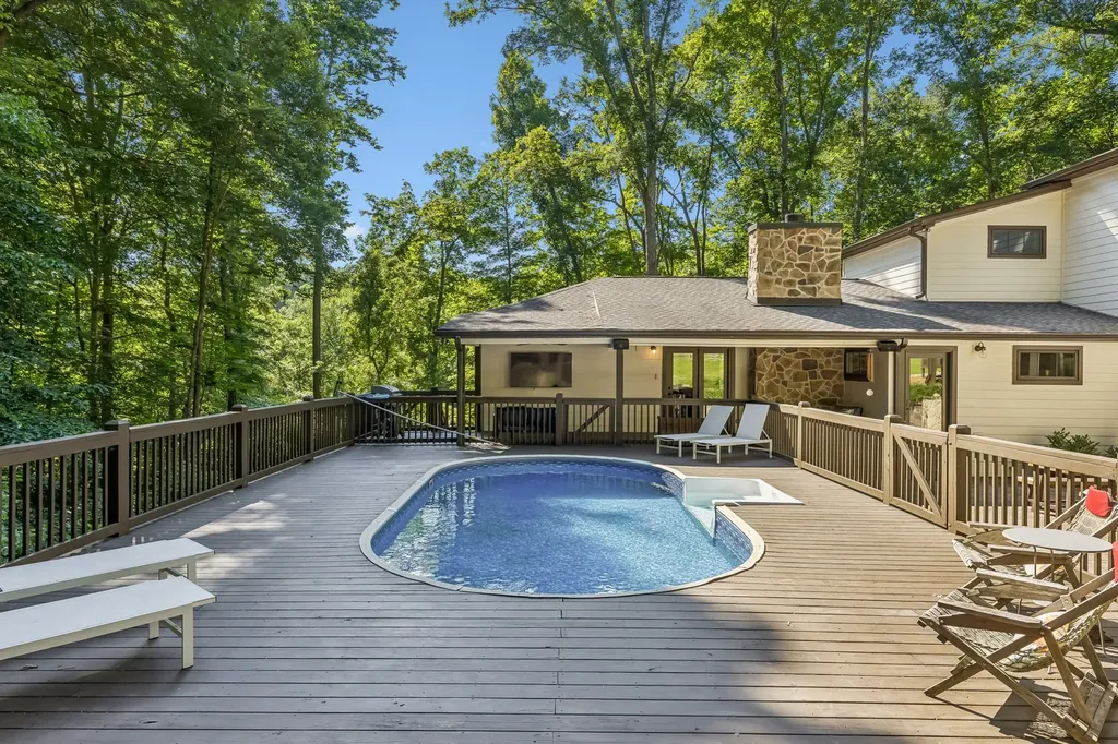 9033 Old Charlotte Pike Pegram TN 37143
