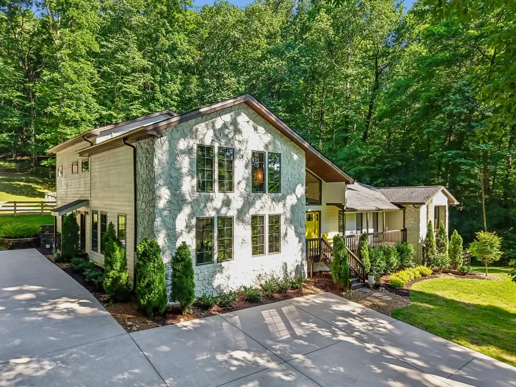 9033 Old Charlotte Pike Pegram TN 37143