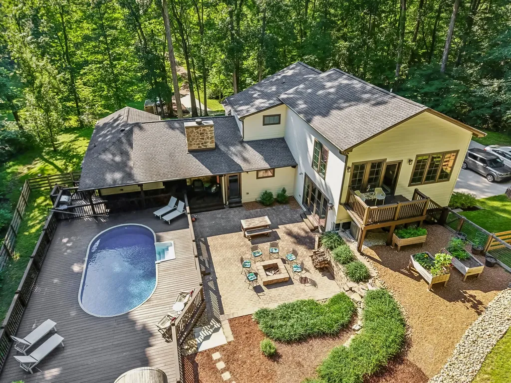 9033 Old Charlotte Pike Pegram TN 37143