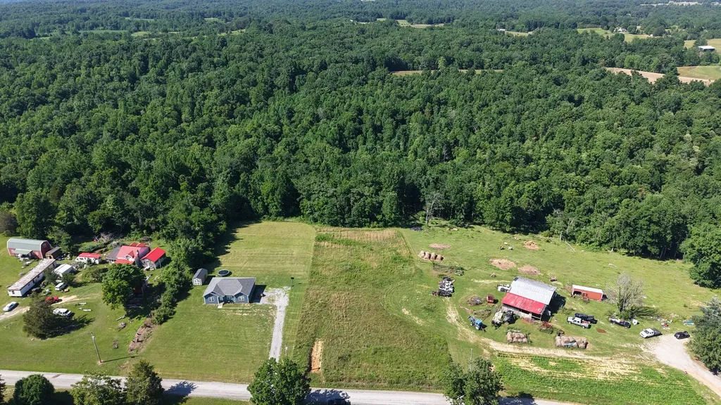 2 Hawkins Road Westmoreland TN 37186
