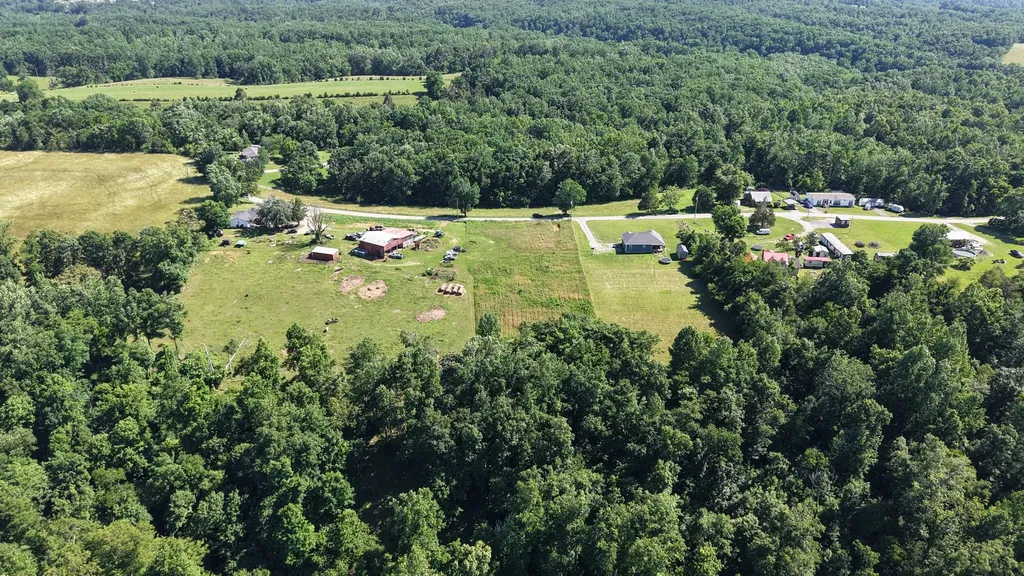 2 Hawkins Road Westmoreland TN 37186