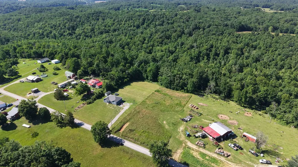 2 Hawkins Road Westmoreland TN 37186