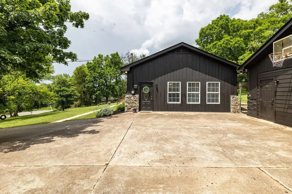 430 Kemper Dr, N Madison TN 37115