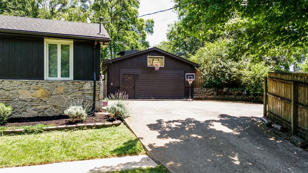 430 Kemper Dr, N Madison TN 37115