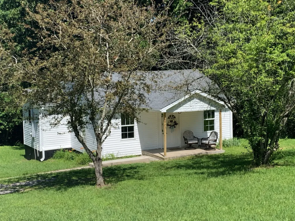 3743 Highway 100 Centerville TN 37033