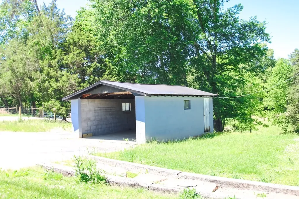 13400 Old Kentucky Road Walling TN 38587