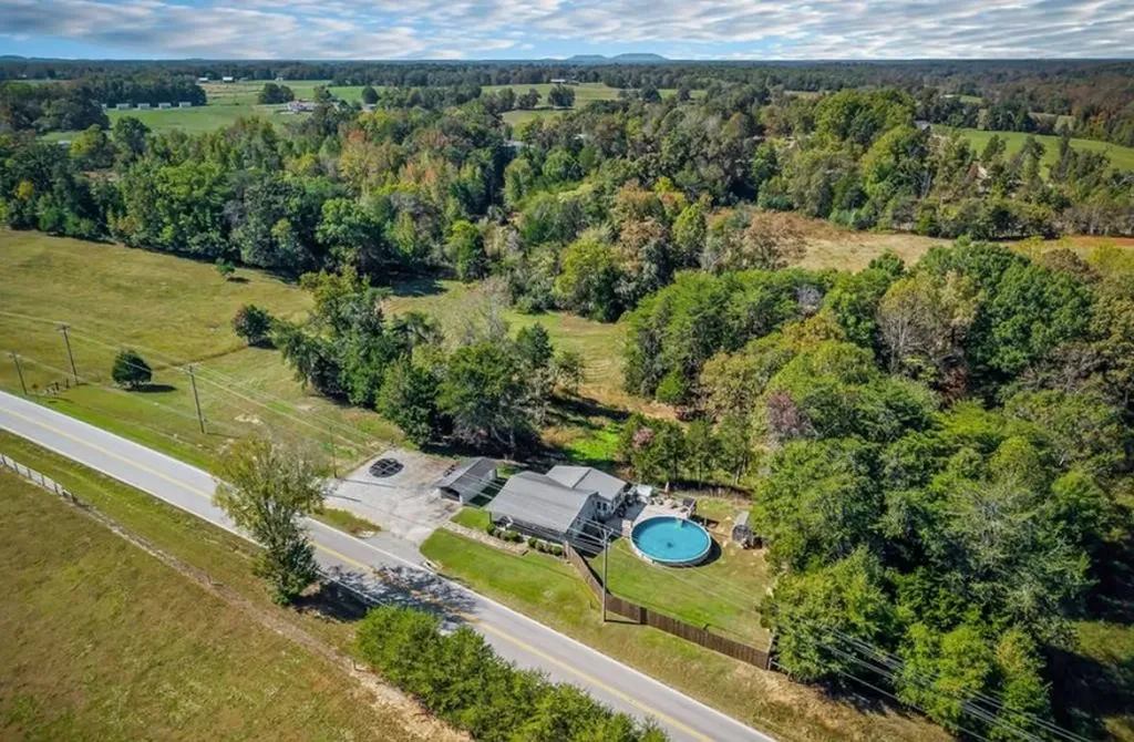 13400 Old Kentucky Road Walling TN 38587
