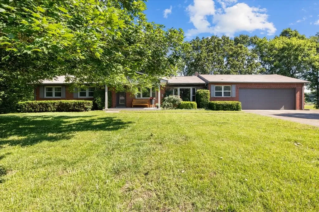555 Lakeview Circle Tennessee Ridge TN 37178