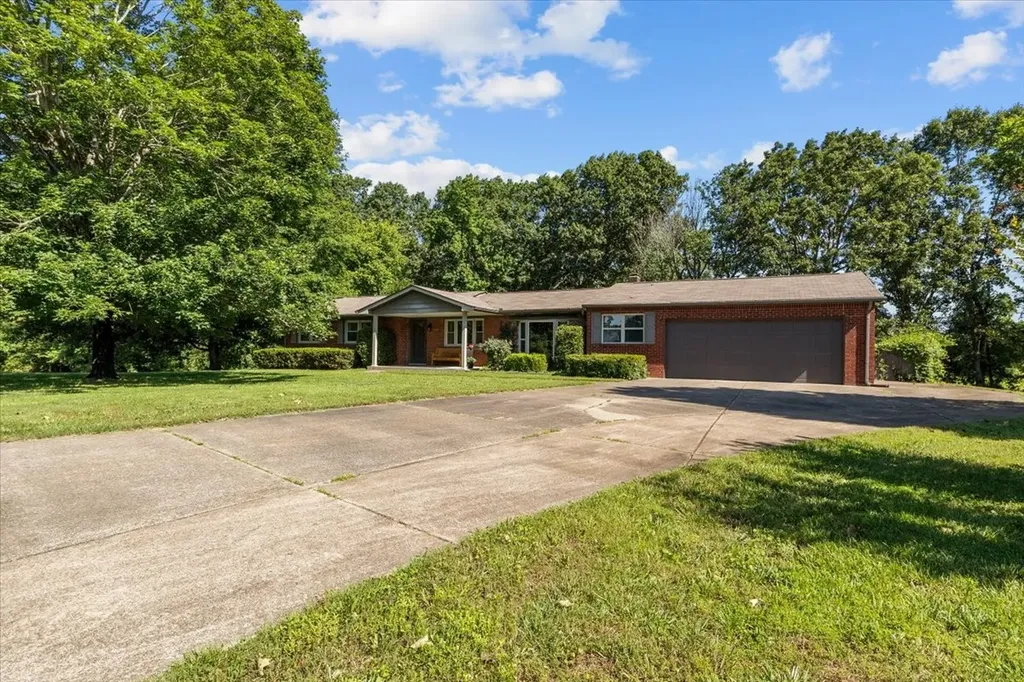 555 Lakeview Circle Tennessee Ridge TN 37178
