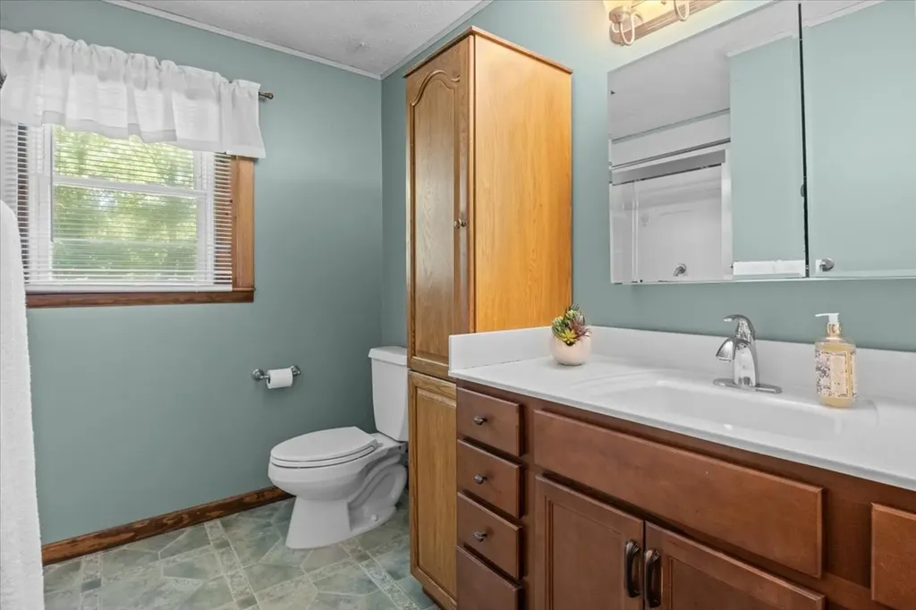 555 Lakeview Circle Tennessee Ridge TN 37178