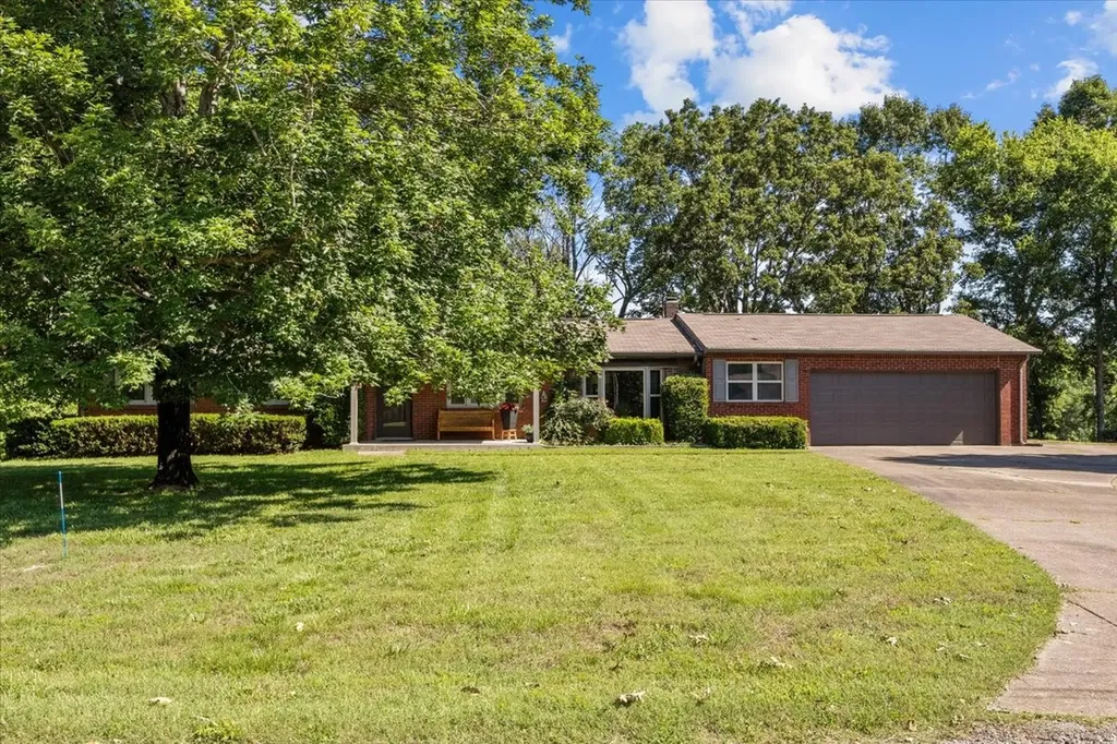 555 Lakeview Circle Tennessee Ridge TN 37178