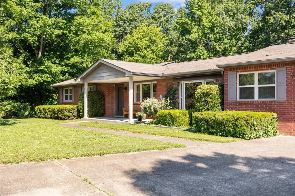 555 Lakeview Circle Tennessee Ridge TN 37178