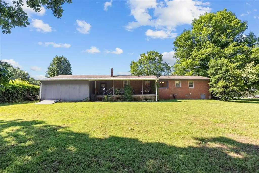 555 Lakeview Circle Tennessee Ridge TN 37178