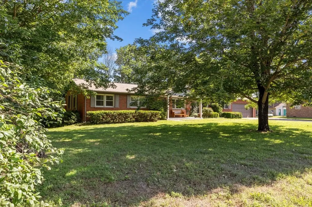 555 Lakeview Circle Tennessee Ridge TN 37178