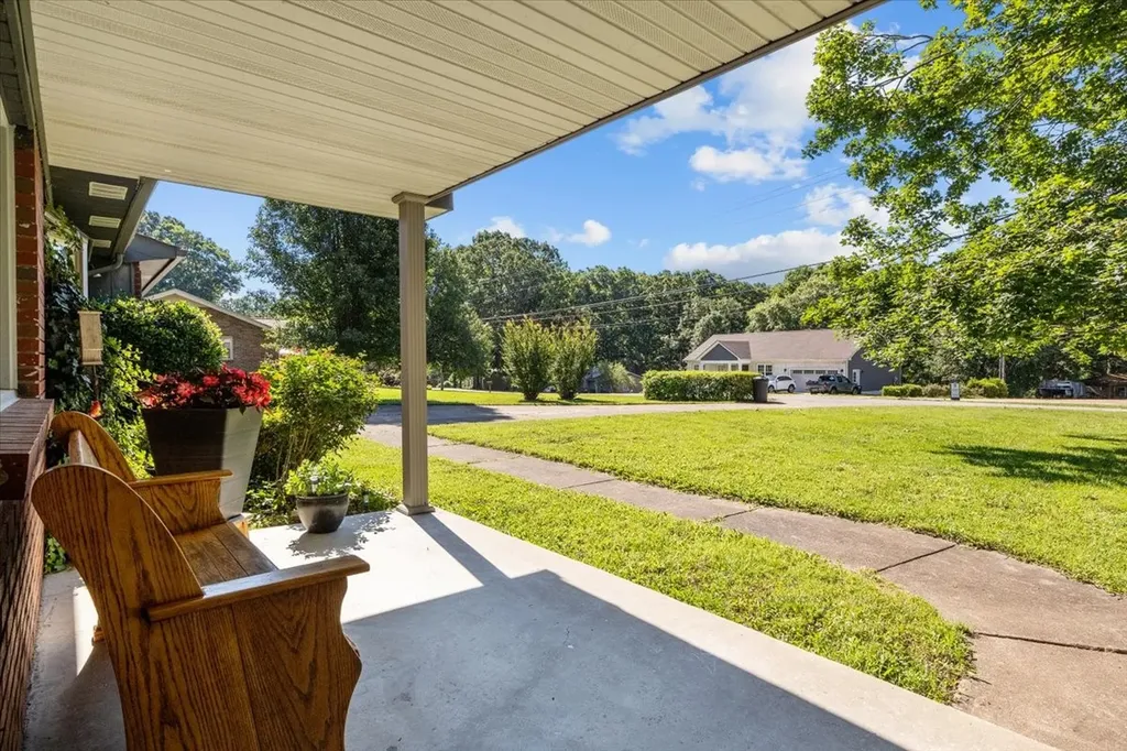 555 Lakeview Circle Tennessee Ridge TN 37178