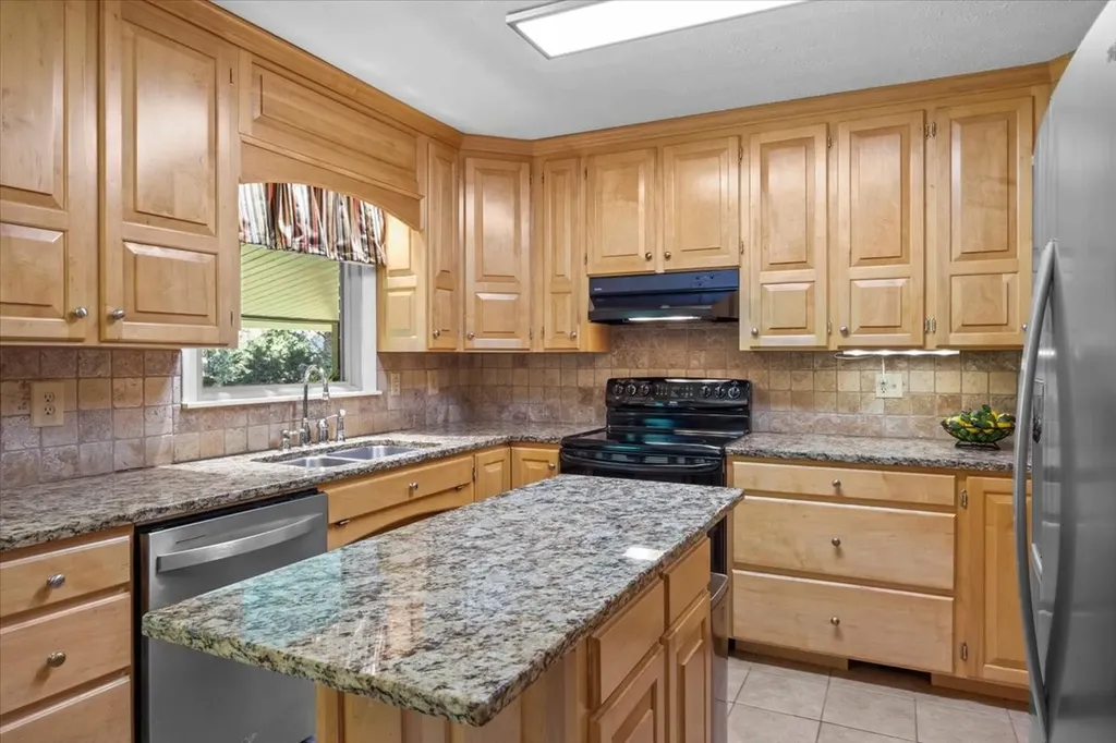 555 Lakeview Circle Tennessee Ridge TN 37178