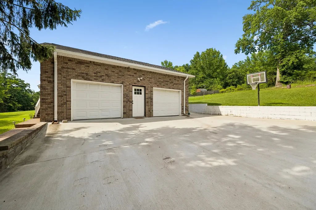 698 Tooley Branch Road Westmoreland TN 37186