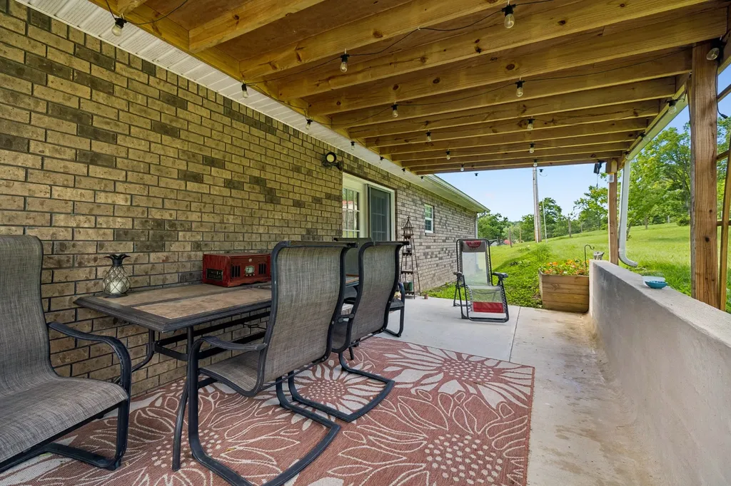 698 Tooley Branch Road Westmoreland TN 37186