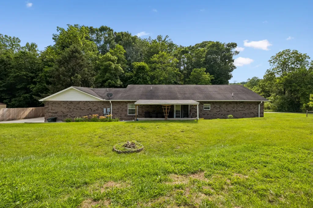 698 Tooley Branch Road Westmoreland TN 37186