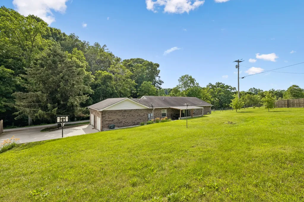 698 Tooley Branch Road Westmoreland TN 37186