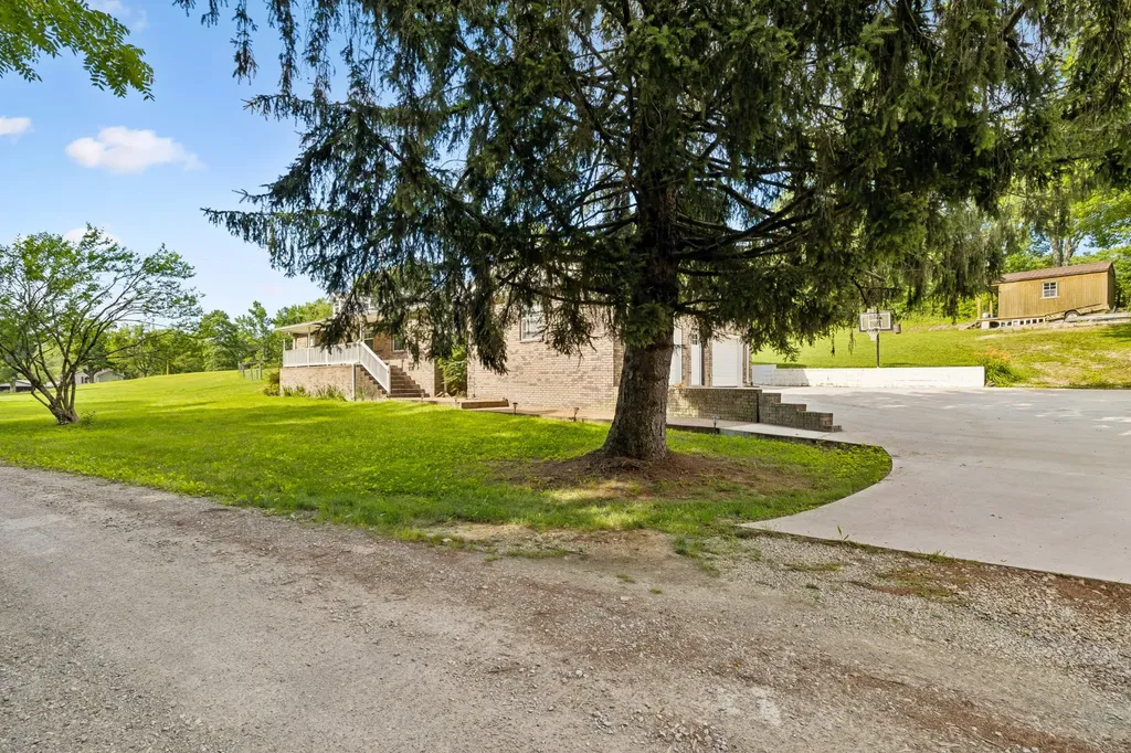 698 Tooley Branch Road Westmoreland TN 37186