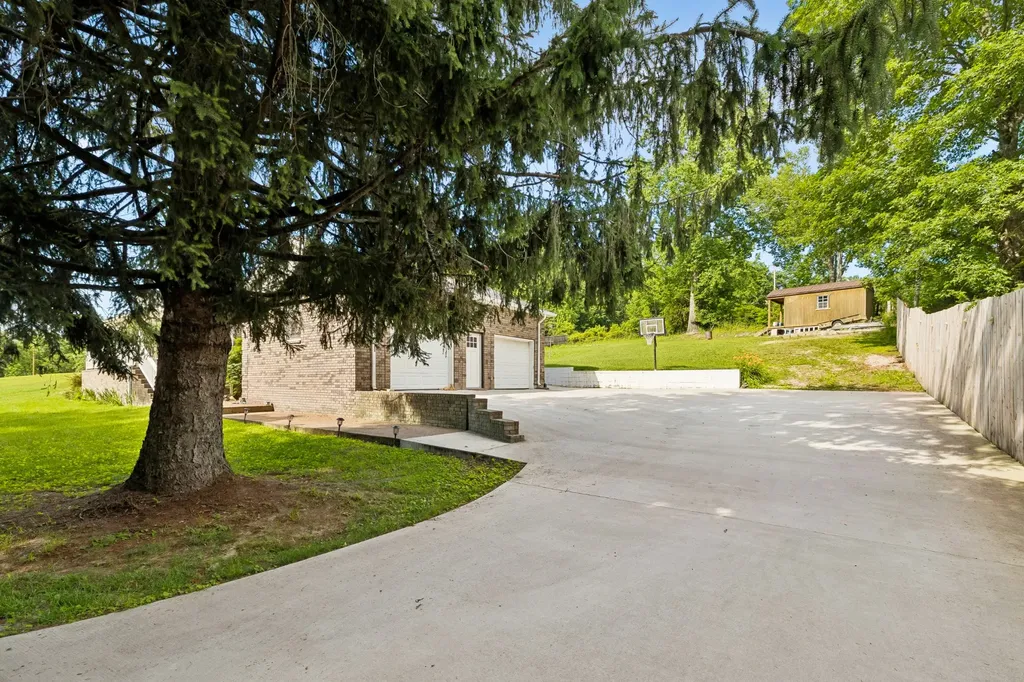 698 Tooley Branch Road Westmoreland TN 37186