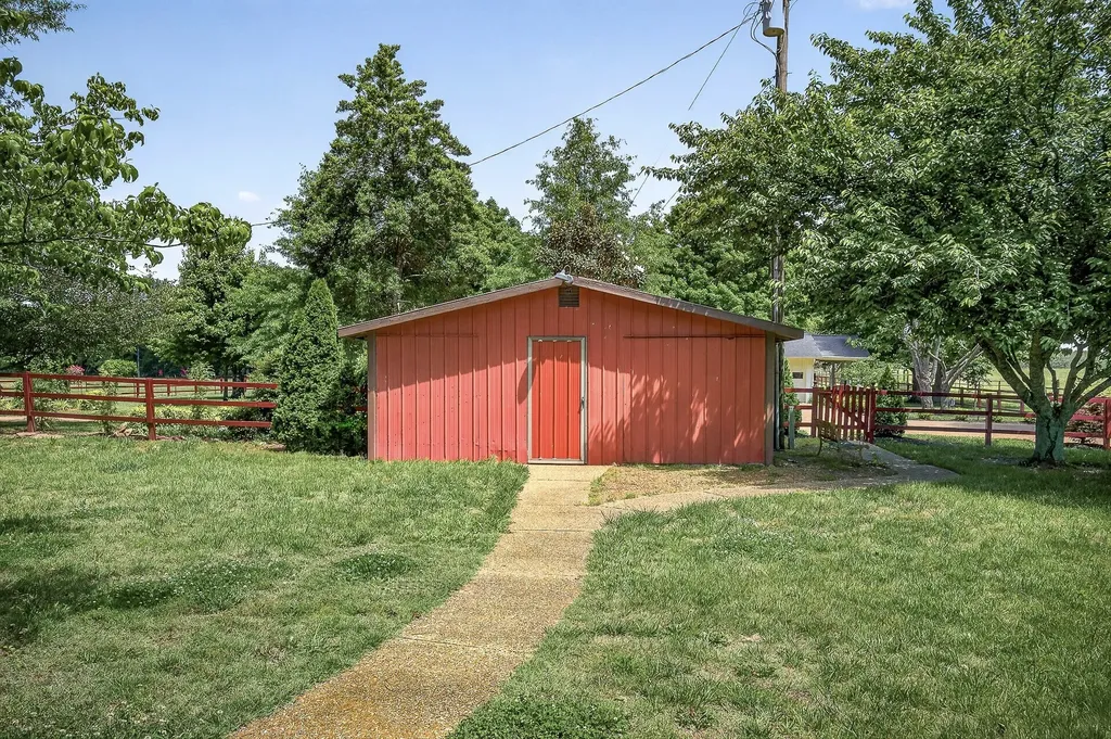 1956 Shady Grove Road Morrison TN 37357