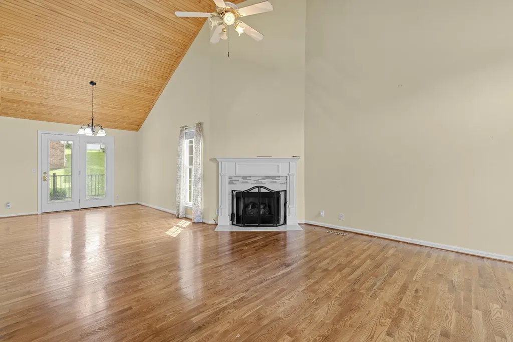 116 Breakwater, N Hendersonville TN 37075