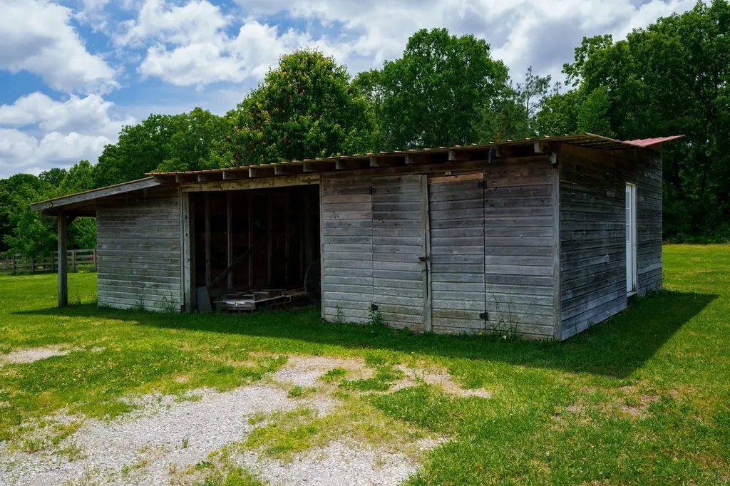 802 Drake Lane Summertown TN 38483