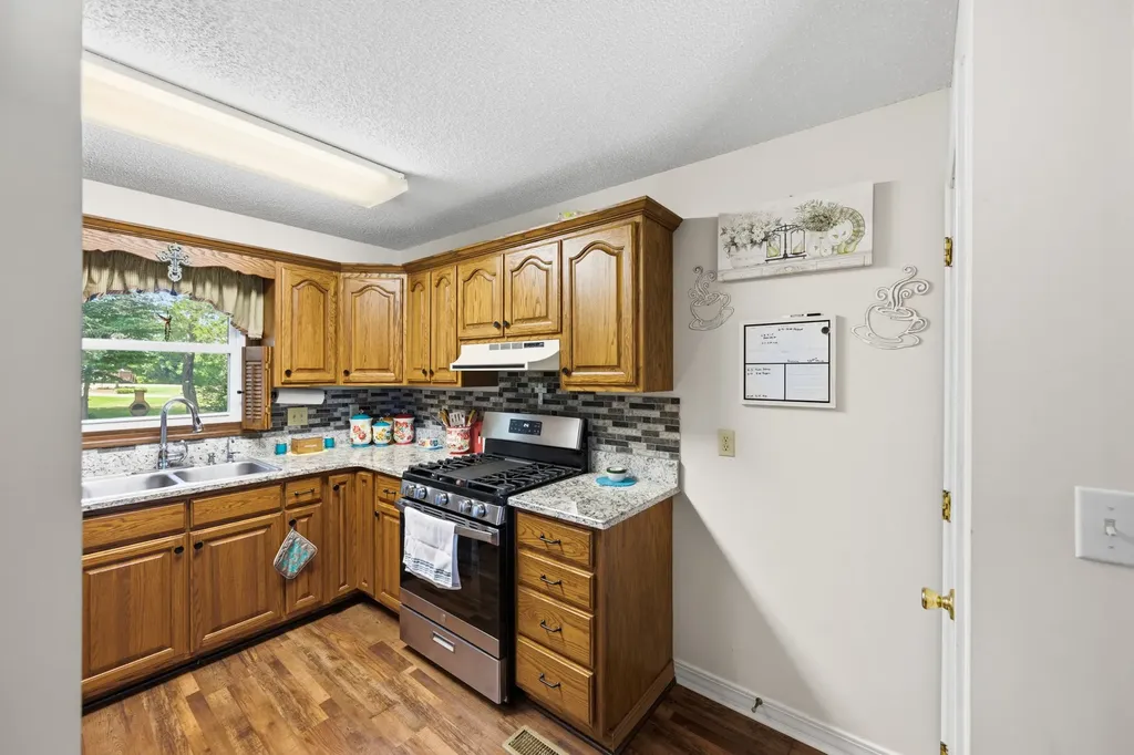33 Hillview Drive Hollow Rock TN 38342