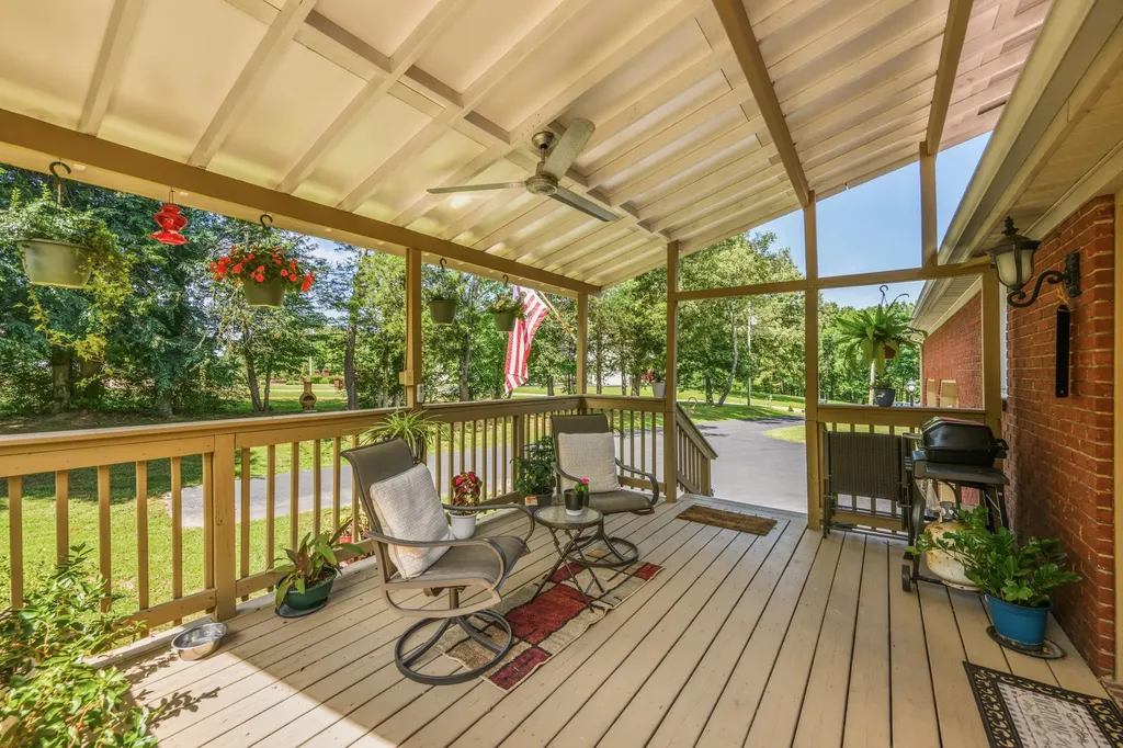 33 Hillview Drive Hollow Rock TN 38342