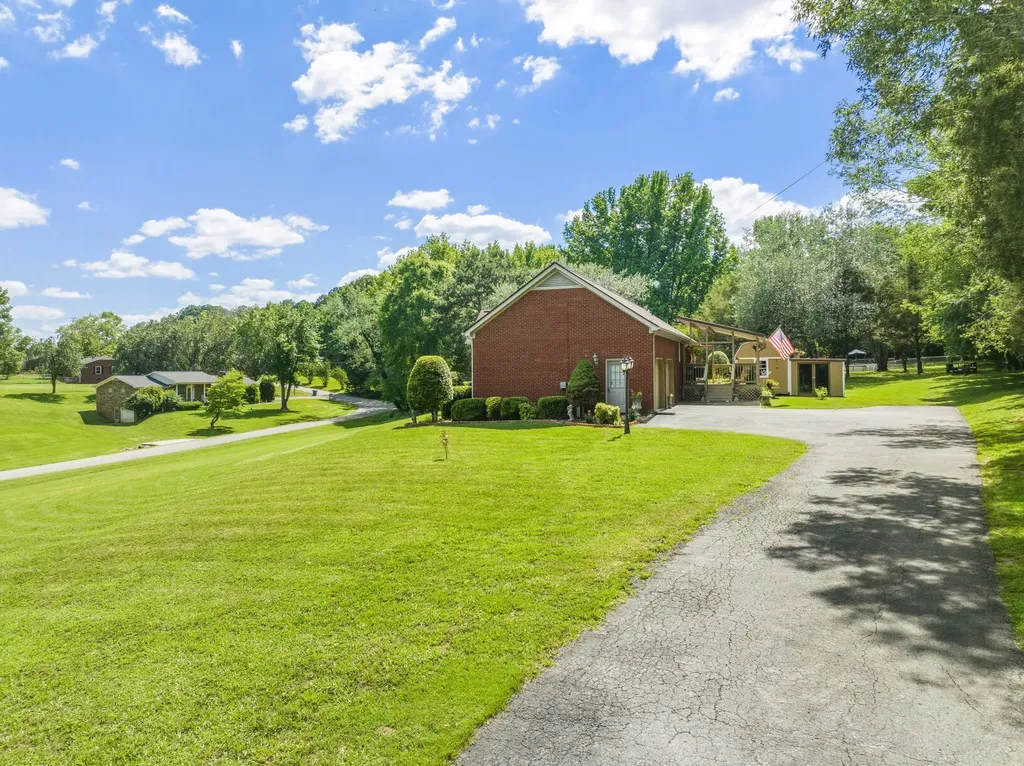 33 Hillview Drive Hollow Rock TN 38342