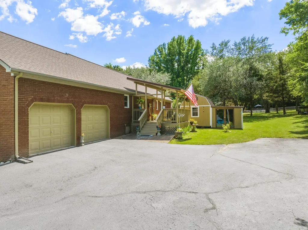 33 Hillview Drive Hollow Rock TN 38342