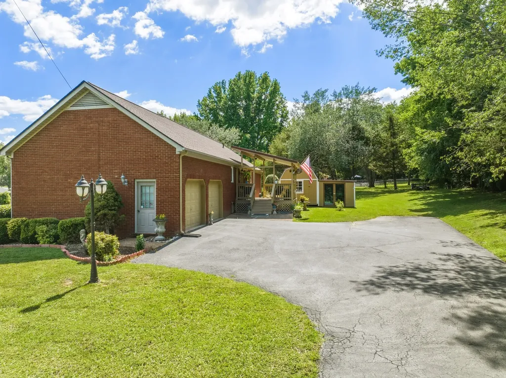 33 Hillview Drive Hollow Rock TN 38342