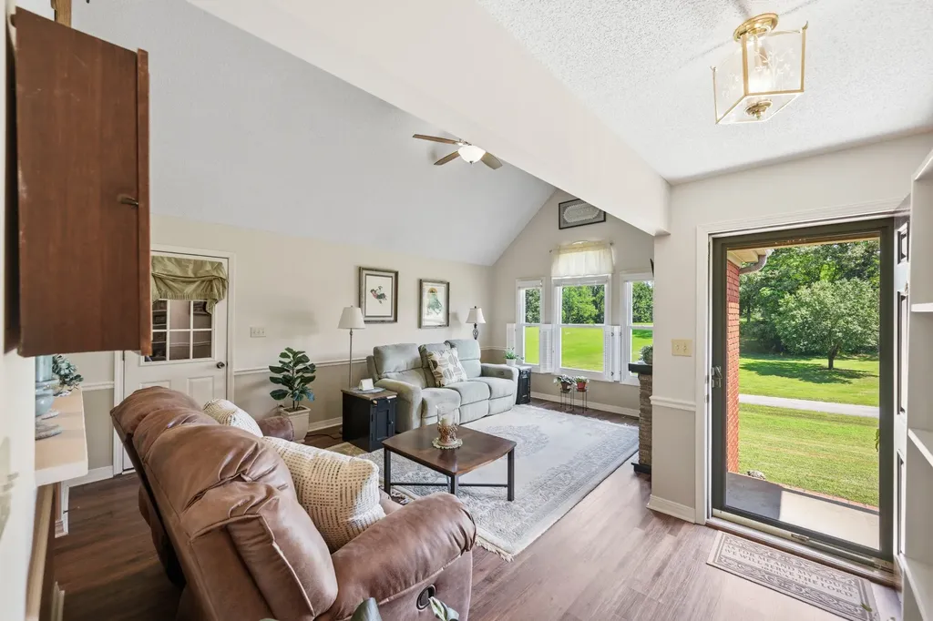 33 Hillview Drive Hollow Rock TN 38342